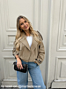 Influencer draagt gouden statement oorbellen