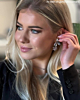 influencer met bloem oorbellen boho