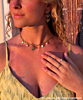 Influencer met gouden sieraden
