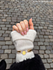 Influencer met gouden sieraden