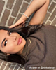 influencer met bar ketting met bruine top