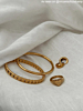 Foto met gouden mini teardrop oorbellen 