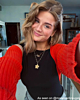 Influencer draagt gouden sieraden van finaste