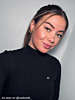 Influencer met strikjes oorbellen. 