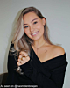 Influencer met gouden hartjes ketting