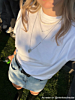 influencer draagt zilveren sieraden
