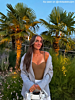 Influencer met bloemen ketting