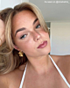 Bloemetjes oorbellen bij influencer.