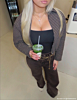 Influencer draagt driedubbele ketting met steentjes