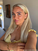 Influencer draagt gouden ovalen statement armband