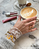 Influencer met bangle armparty