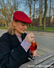 Gouden oorbellen bij influencer