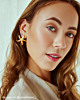 Influencer met gouden zeester oorbellen
