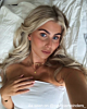 Influencer met een gegraveerde ketting 