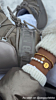 Influencer met gouden armparty