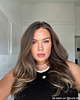 Hartjes ketting parelmoer bij influencer.