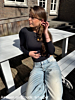 Influencer met gouden oorbellen en initial ketting