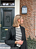 Influencer met gouden sieraden