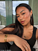 Influencer draagt gouden bangle trendy drop