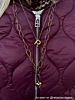 gouden ketting combinatie op donkerrode jas