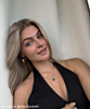 Influencer met zilveren sieraden 