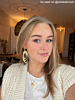 Influencer draagt gouden sieraden look
