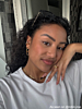 influencer met chunky initial ketting van Finaste 