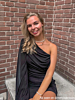 Influencer draagt parel ketting 