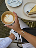 Influencer met gouden armparty