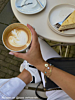 Influencer met gouden armbanden