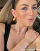 influencer draagt gouden sieraden