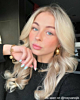 Influencer met gouden sieraden