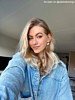 Influencer met de oorringetjes met vlinder.