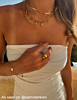 Influencer met gouden sieraden