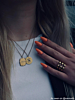 Influencer draagt gouden graveerbare ketting
