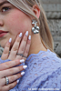 Influencer met zilveren sieraden mix
