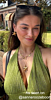 Influencer met gouden bedelketting met schelpjes