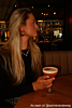 Influencer draagt gouden sieraden
