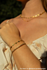 Influencer met gouden armbanden