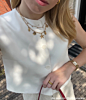 Influencer draagt necklacestack