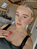 Influencer draagt gouden sieraden