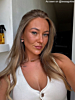 Roze oorbellen bij influencer