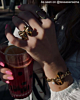 Influencer met gouden ringen en armbanden