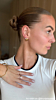 Influencer met gouden sieraden