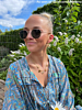 Influencer met zeester sieraden
