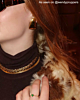 Influencer met gouden sieraden