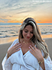 Influencer met bedelketting met schelpjes