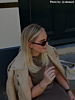 Influencer met dubbele bangle armband.