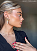 influencer met strik oorbellen