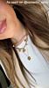 Influencer met 2 gouden kettingen
